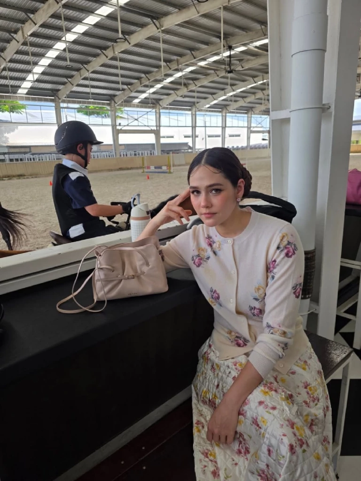 “แม่ชม” สวยหวานละมุนในลุคล่าสุด รอลูกชาย “พี่สายฟ้า” ขี่ม้า