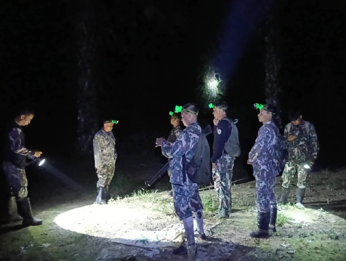 ระทึกกลางดึก จนท. ระดมทีมผลักดันช้างป่าแม่ลูกกลับป่า หลังบุกหากินใกล้ชุมชน