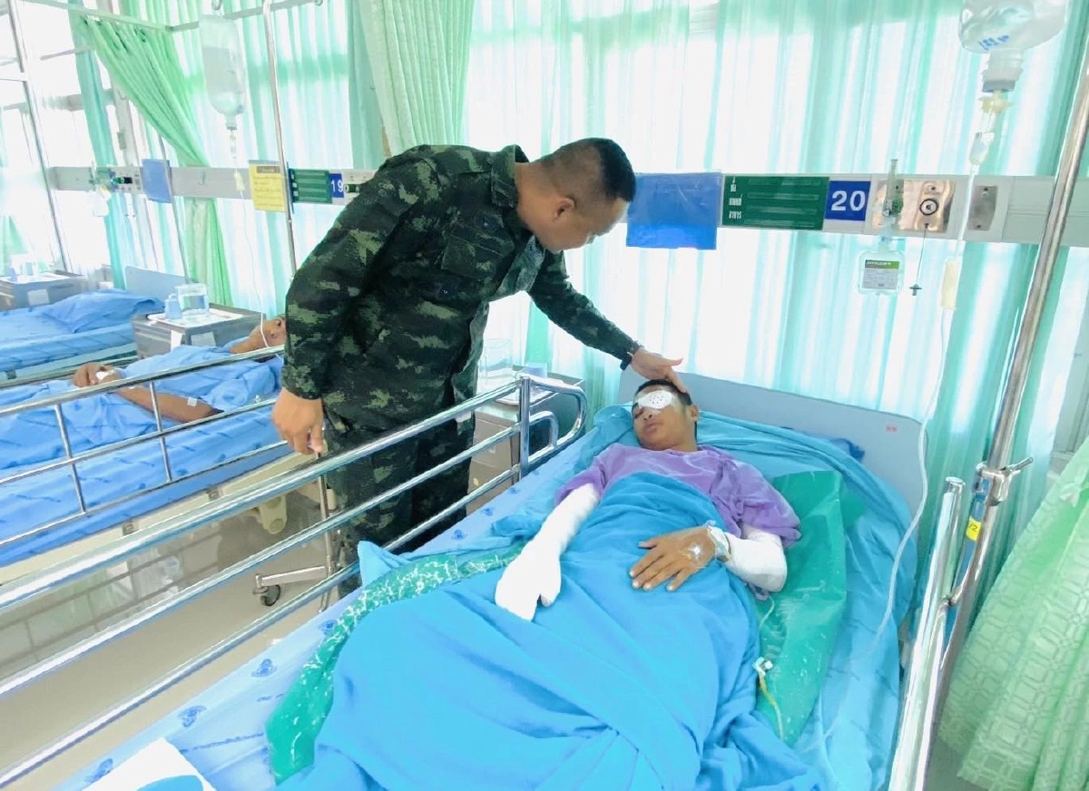 ผู้บังคับบัญชาเข้าเยี่ยมให้กำลังใจ ทหารกล้าชายแดนศรีสะเกษ