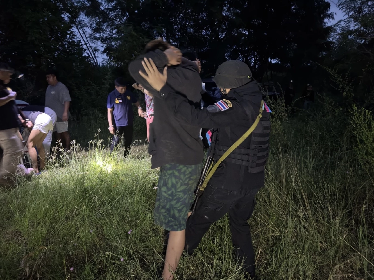 กกล.บูรพาฯ สกัดจับ 21 คนไทย-จีน ลอบข้ามชายแดนมุ่งกัมพูชา