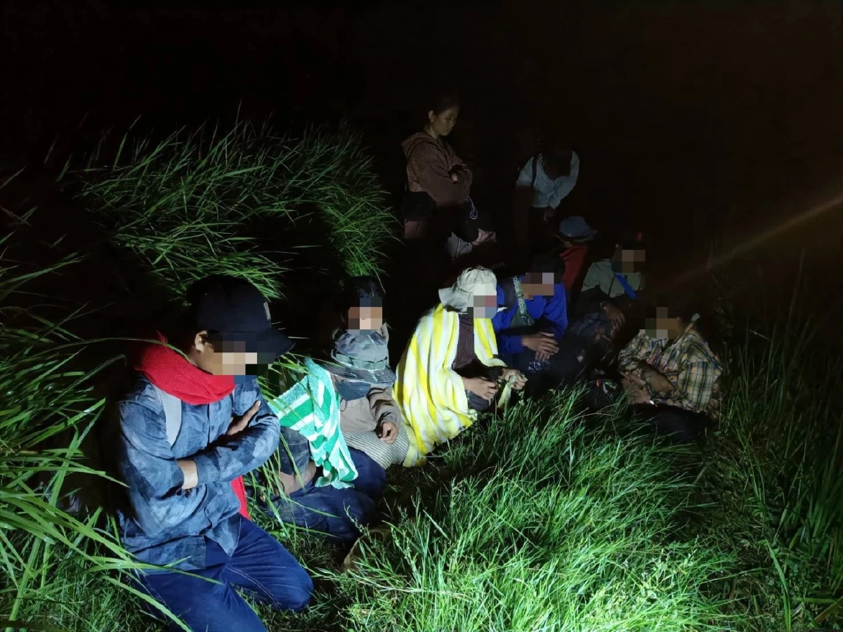 แรงงานกัมพูชาลอบข้ามแดนหวังหางานตลาดไท ถูกทหารบูรพาสกัดจับ