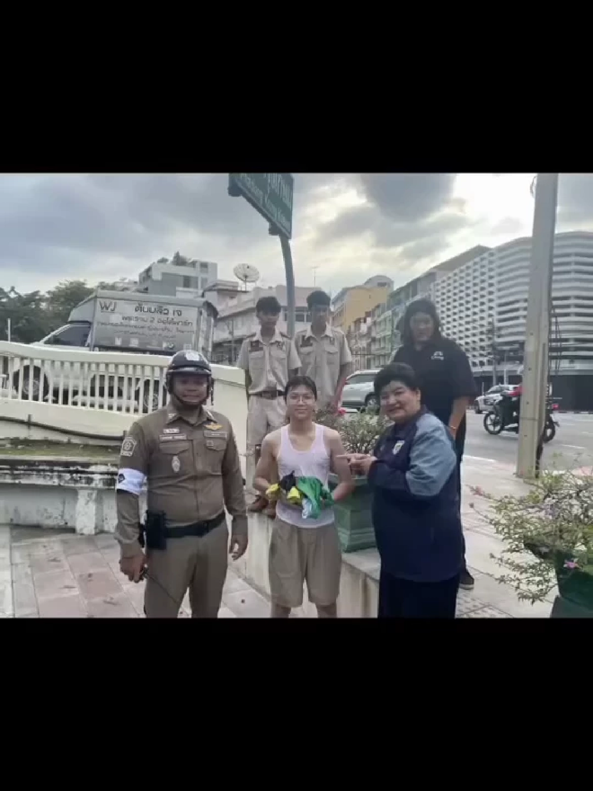 ชื่นชม! นักเรียนเทพศิรินทร์ช่วยลูกแมวใกล้จมน้ำอย่างกล้าหาญ