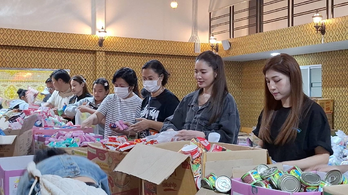 แอฟ–น้องปีใหม่ ร่วมแพ็กถุงยังชีพ ส่งต่อพลังน้ำใจช่วยภาคใต้