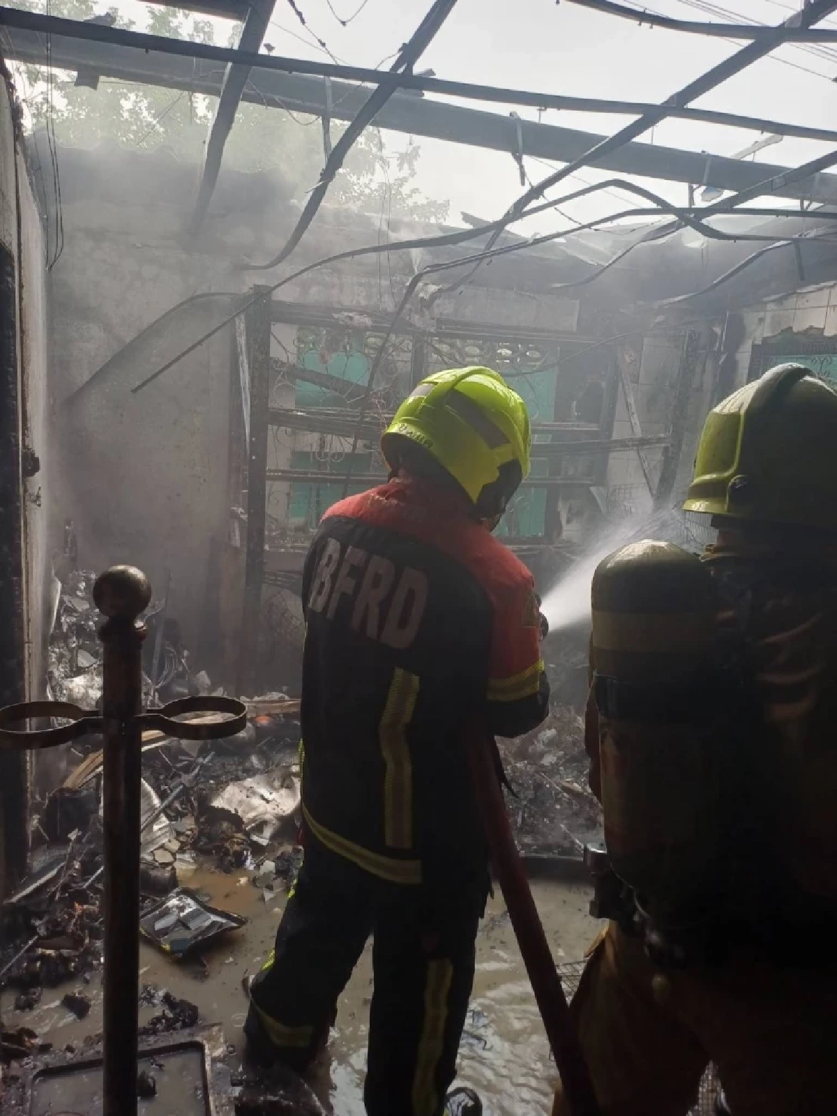 เพลิงไหม้บ้านเดี่ยวซอยศาลธนบุรี 25 เจ้าหน้าที่คุมเพลิงได้ทัน