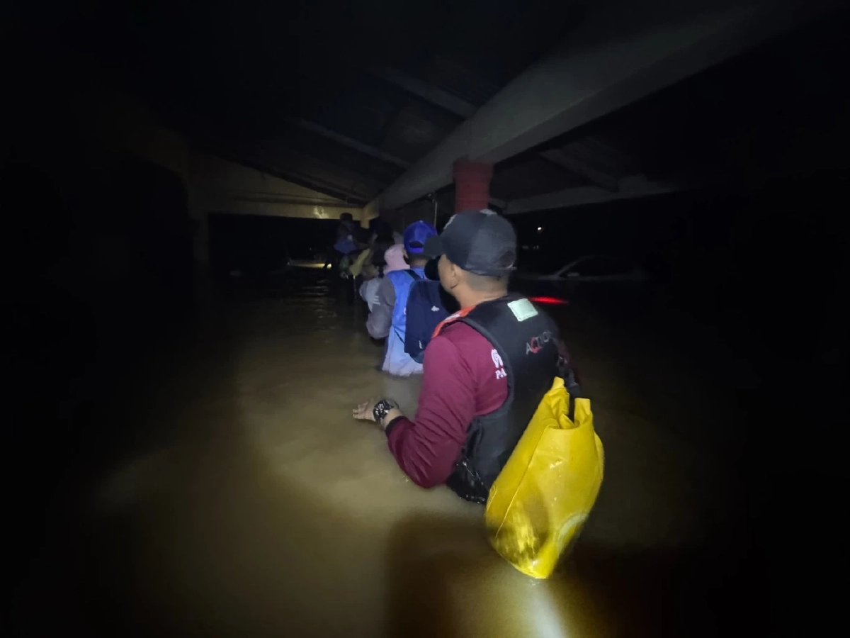 ตำรวจน้ำลุยช่วยชาวคลองแห! ระดมกำลัง 5 จังหวัด อพยพ–ส่งเสบียง