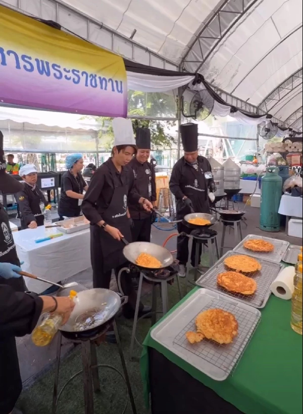 ป๊ายปาย โอริโอ้ ร่วมแจกอาหารพระราชทาน ท้องสนามหลวง ถวายอาลัย