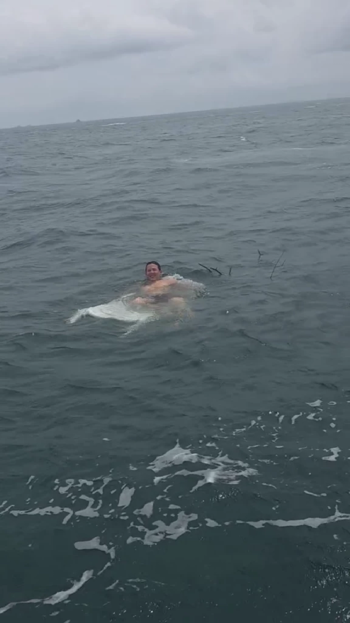 อะไรก็เกิดขึ้นได้ “ทราย สก๊อต” ว่ายน้ำเก็บขยะเจอสิ่งนี้กลางทะเล