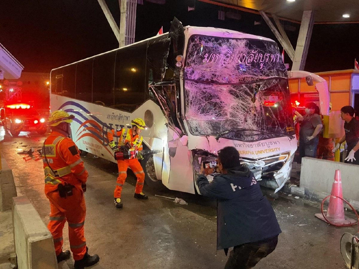 รู้แล้วสาเหตุ รถบัสมหาลัยฯดัง ชนท้ายกันขณะจอดจ่ายเงิน เจ็บ 41 ดับ 1