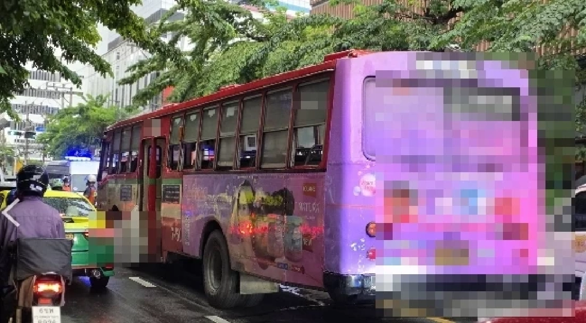 สุดสลด! หญิงวัย 64 เดินข้ามถนนพลาดถูกรถเมล์ชนดับกลางถนนสุรวงศ์