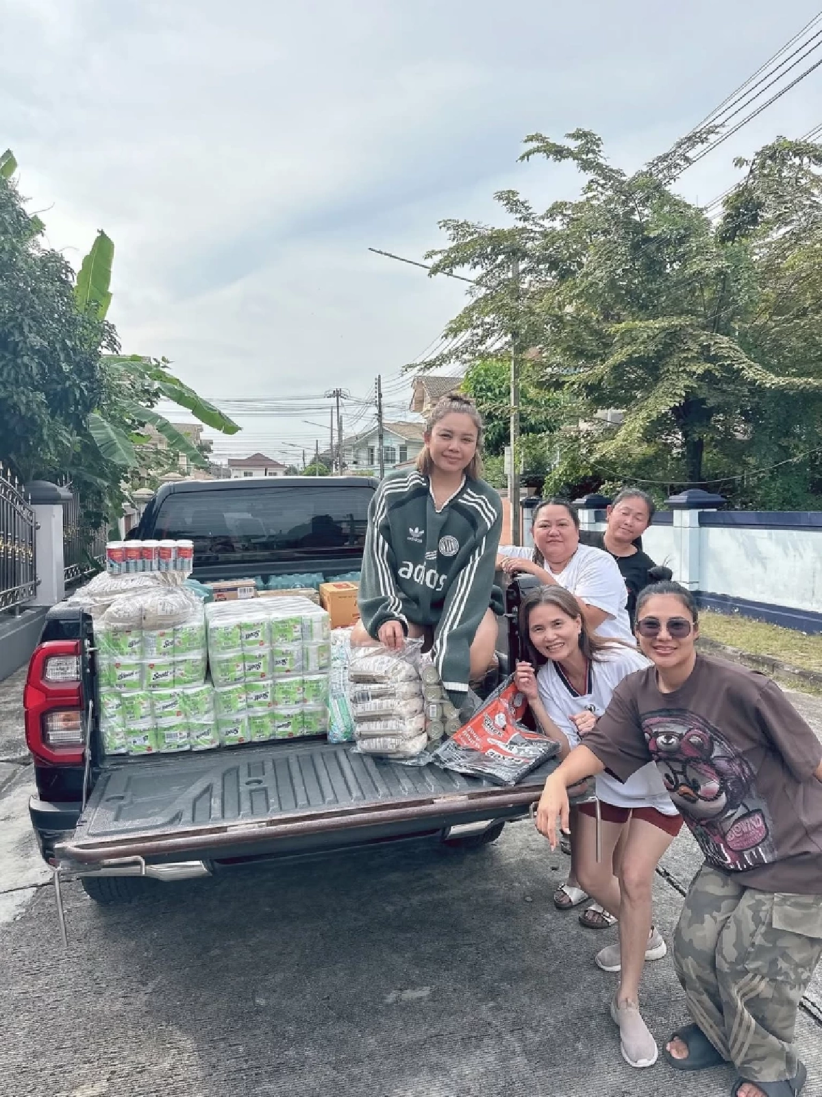 หอบของเต็มรถ! บริจาคช่วยน้ำท่วมภาคใต้ร่วมทีมบุ๋ม ปนัดดา