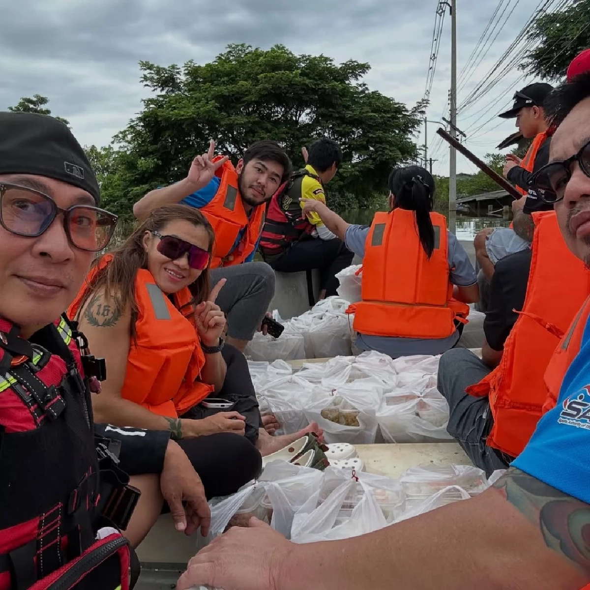 เปิ้ล–จูน จิตอาสา ลุยน้ำท่วมหาดใหญ่ เปิดโรงครัวช่วยชาวบ้าน