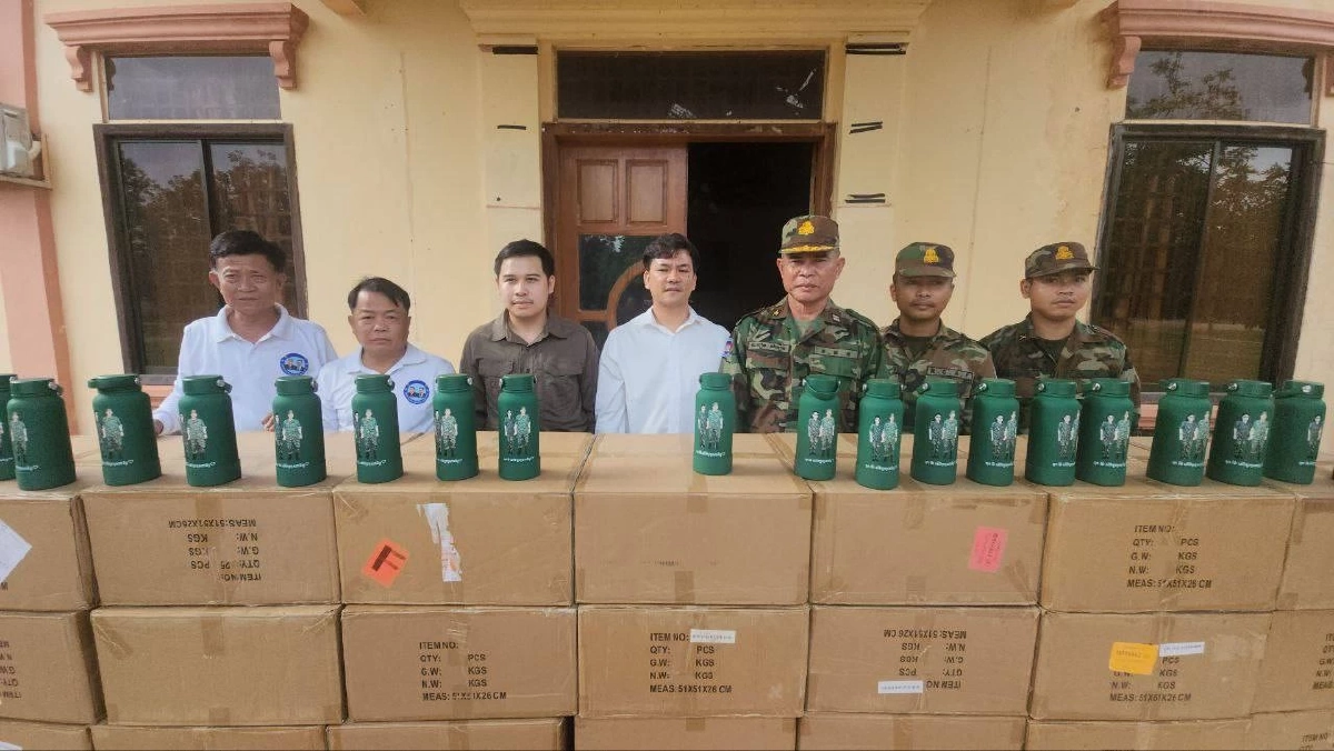 ฮุน เซน ส่งกำลังใจทหารชายแดน กัมพูชา แจกกระติกและข้อความปลุกใจ