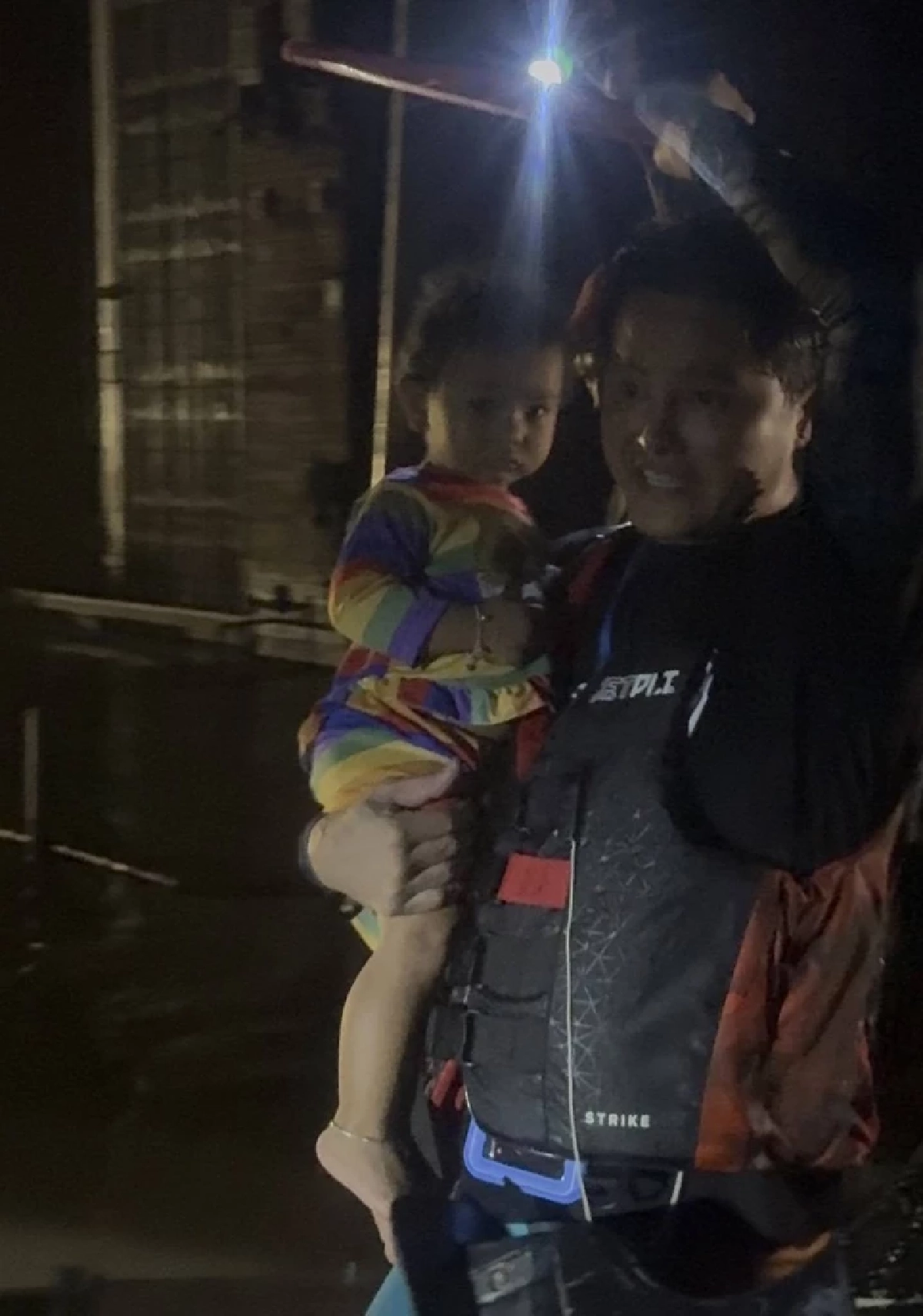 \"นอท ลอตเตอรี่พลัส\"นำทีมงาน ลุยช่วยเหลือผู้ประสบภัยหาดใหญ่ถึงหน้าบ้าน