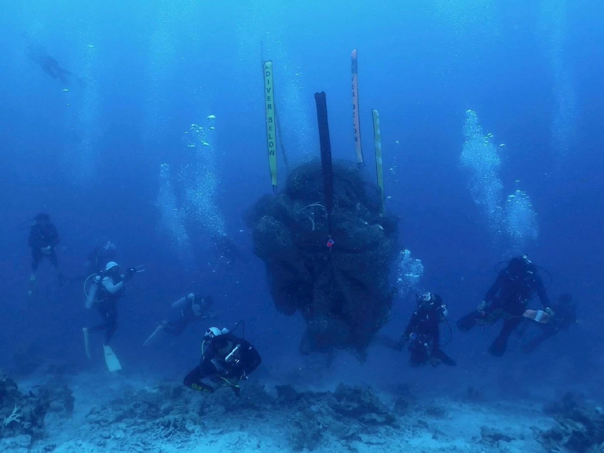 อุทยานสิมิลันผนึกกำลังเอกชน กู้ซากอวน 2 ตัน คืนชีวิตให้ทะเล