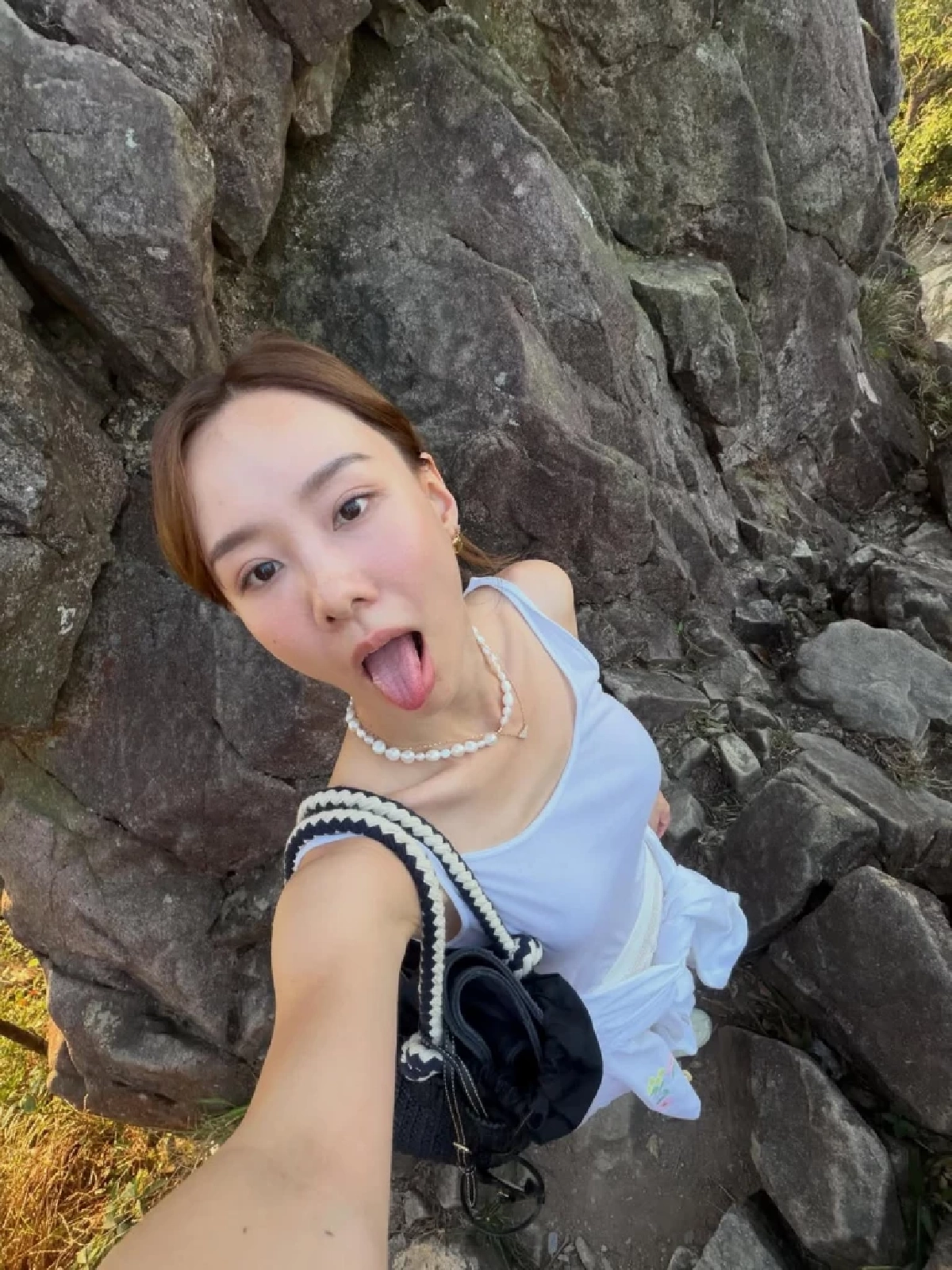 แฟนๆ ลุ้นหนัก “เต้ย จรินทร์พร” โพสต์ภาพคู่หนุ่มปริศนาทริปฮ่องกง