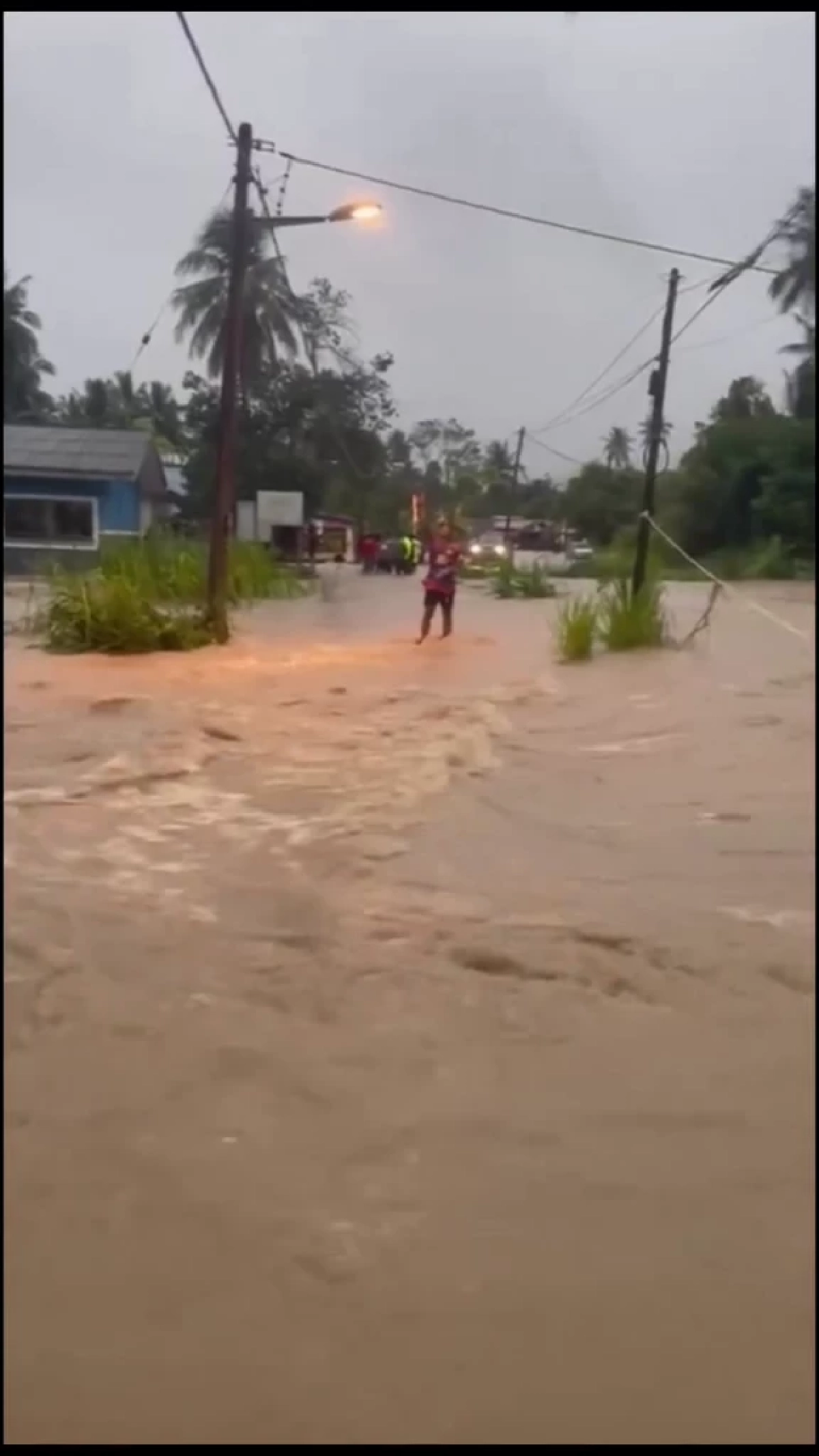 ฝนตกต่อเนื่อง น้ำท่วมมาเลเซียรุนแรง! อพยพกว่า 11,000 คน