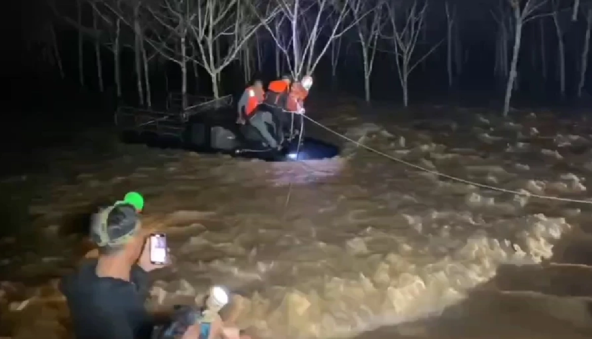 นาทีชีวิต!! กระบะถูกน้ำป่าพัดตกถนนสุราษฎร์ น้ำสูงเกือบมิดคัน