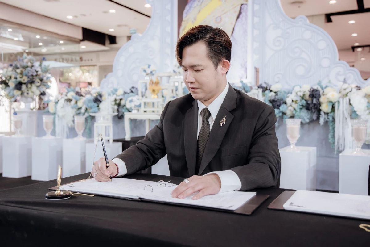 \"วีบียอนด์\" ร่วมลงนามถวายความอาลัย แด่ สมเด็จมราชชนนีพันปีหลวง