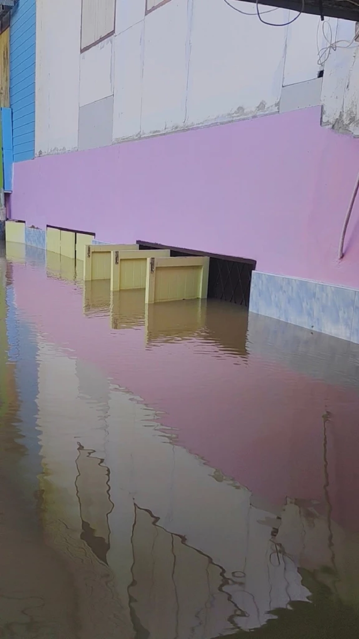 น้ำทะลักอยุธยา! ท่วมโรงเรียนวัดบางกระทิงจ่อถึงชั้น 2 แล้ว