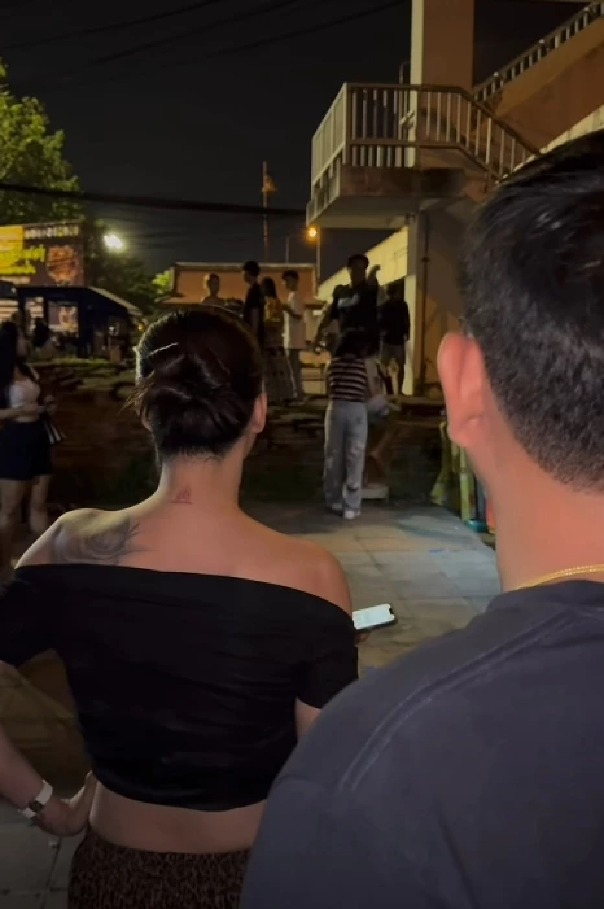 \"นารา เครปกะเทย\" เดือดกลางท่าลอยกระทง หลังเห็นชายจุดพลุใส่คน