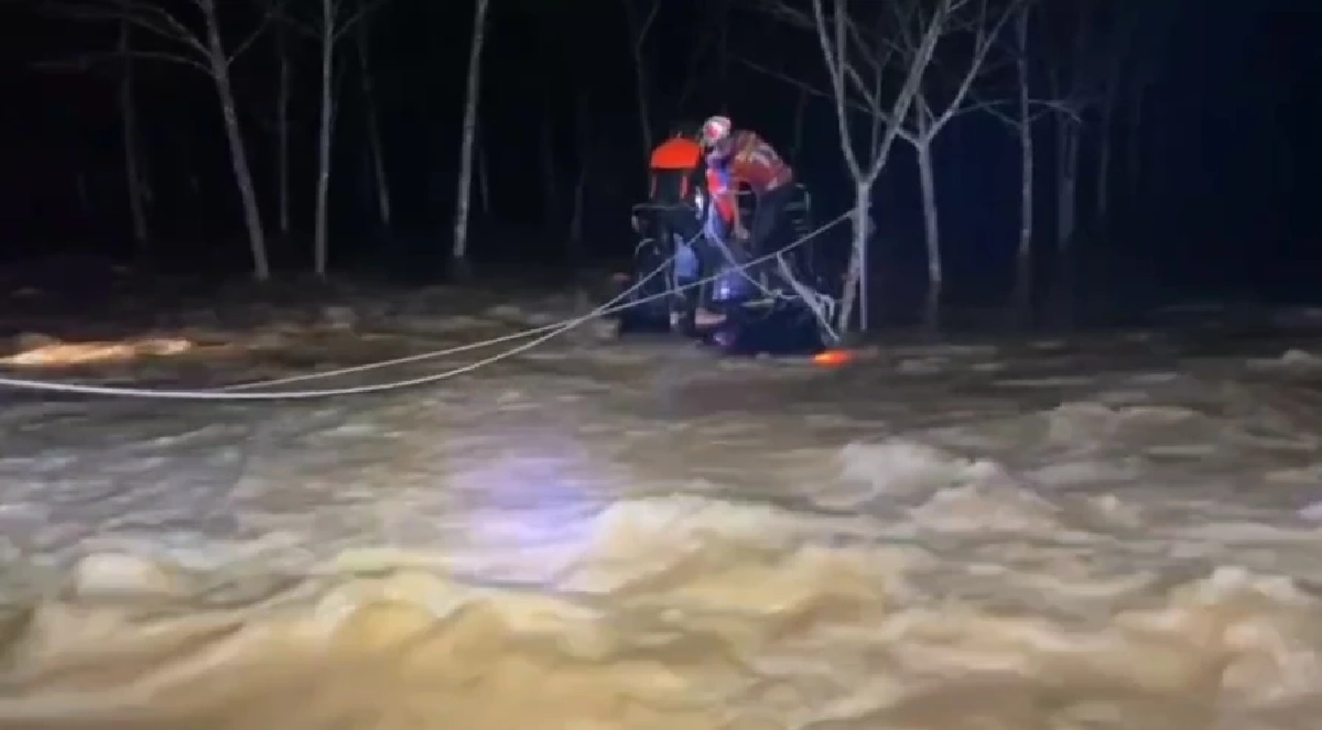 นาทีชีวิต!! กระบะถูกน้ำป่าพัดตกถนนสุราษฎร์ น้ำสูงเกือบมิดคัน