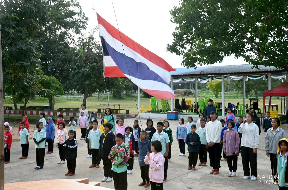 หนาวสะท้านสุรินทร์ 17 องศา! ครูพาเด็กออกกำลังกายสู้หนาว