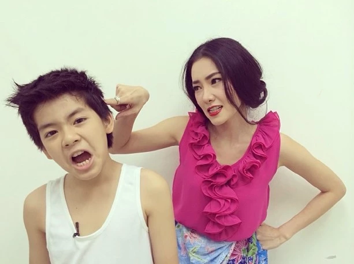 แม่ลำยองมาแล้ว โผล่เชียร์ลูกชาย “ยอร์ช” เดบิวต์คอนเสิร์ตแรก