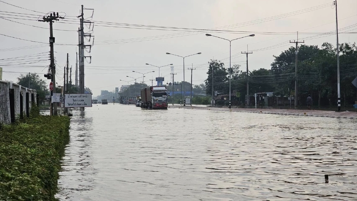 น้ำเจ้าพระยาล้น ท่วมถนนป่าโมก-สุพรรณฯ ทั้ง 2 ฝั่ง การจราจรเป็นอัมพาต