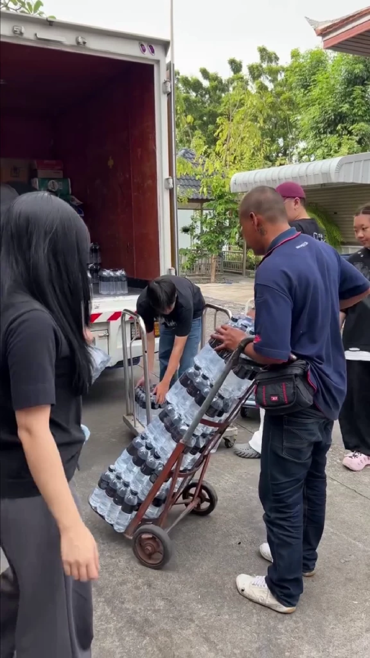 เจนิส อยู่ญี่ปุ่นยังสั่งทีมงานจัดชุดยังชีพช่วยน้ำท่วมใต้