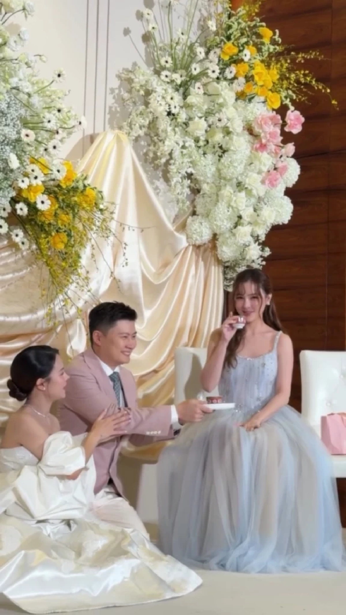 ยกน้ำชาสุดปัง! ออม สุชาร์ เปย์ของขวัญก้อนโตให้น้องสาว