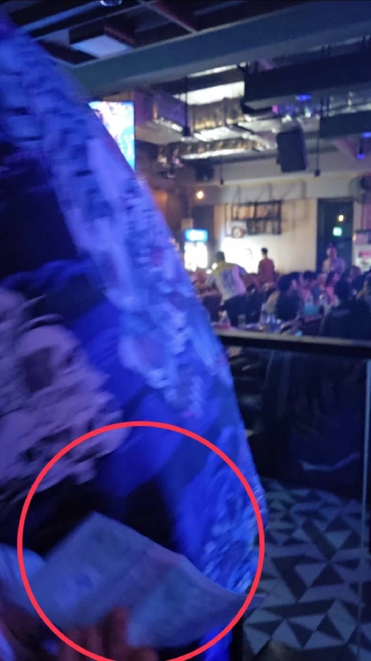 เปิดรัวๆ หนุ่ม กรรชัย จัดเต็มภาพทนายแก้วนั่งอยู่กลางวงสาวๆ