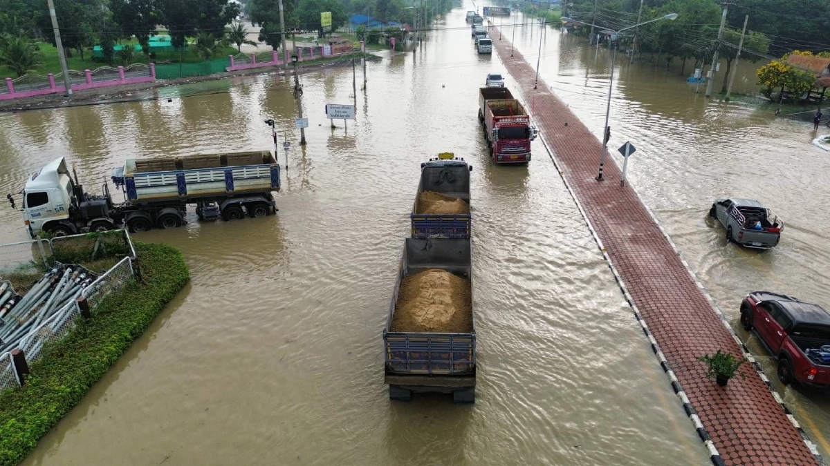 น้ำเจ้าพระยาล้น ท่วมถนนป่าโมก-สุพรรณฯ ทั้ง 2 ฝั่ง การจราจรเป็นอัมพาต