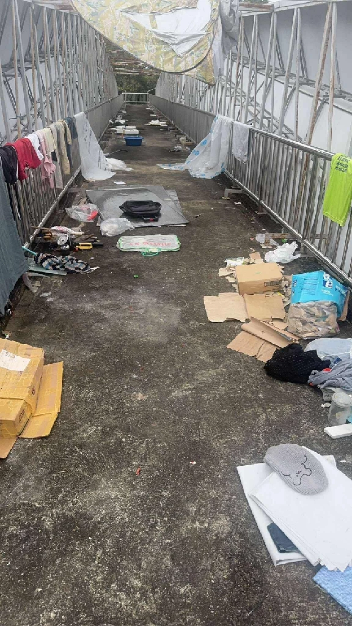 ตากผ้าฉ่ำไม่สนใคร ผัวเมียหัวหมอยึดสะพานลอยทำเป็นบ้านนาน  3 เดือน