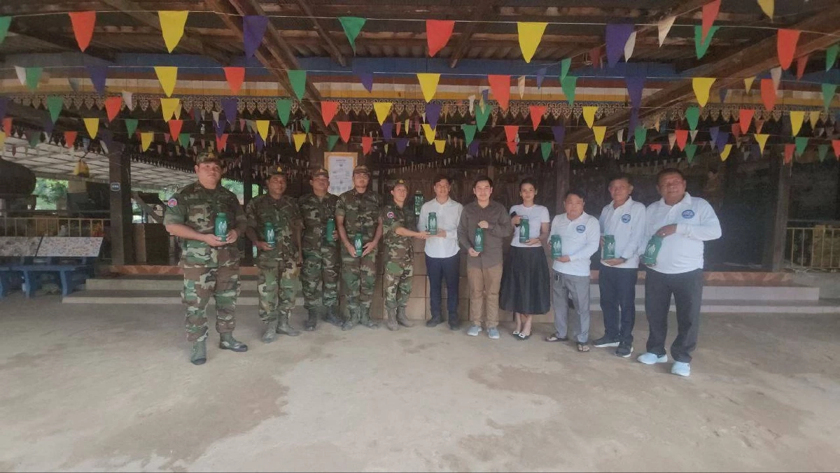 ฮุน เซน ส่งกำลังใจทหารชายแดน กัมพูชา แจกกระติกและข้อความปลุกใจ