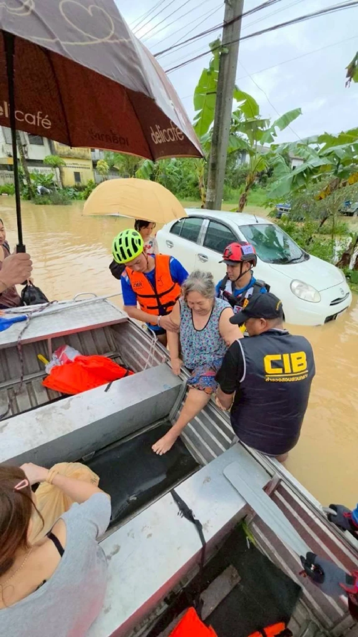 \"กู้ภัยเซเว่นฯ\" เร่งอพยพชาวชุมชนคลองแห อ.หาดใหญ่ ออกจากพื้นที่น้ำท่วมอันตราย