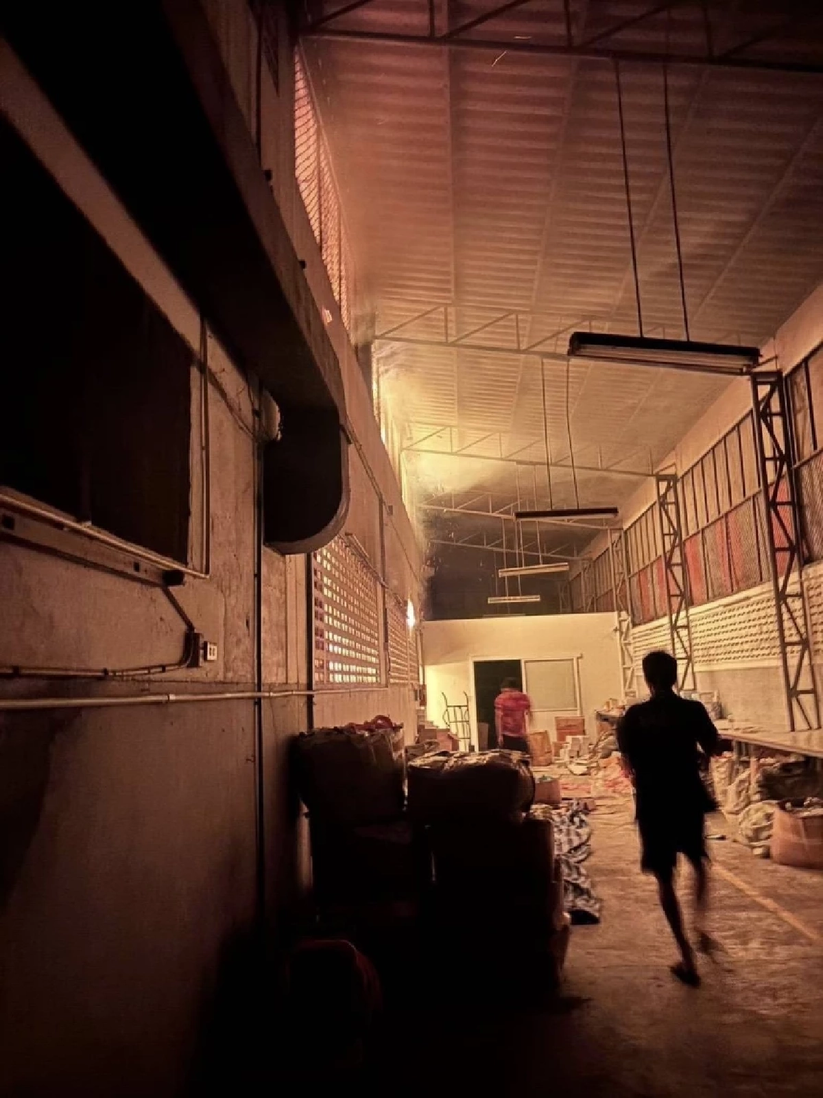 อัปเดตไฟไหม้โรงงานซอยบางบอน 3 ยามดึก! ดับเพลิงเร่งสกัดทัน