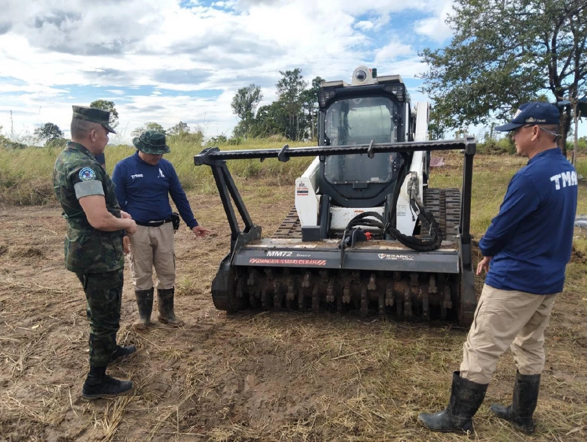 ผอ.ศทช. ลงพื้นที่ตราด ส่งมอบเครื่องเก็บกู้ทุ่นระเบิด