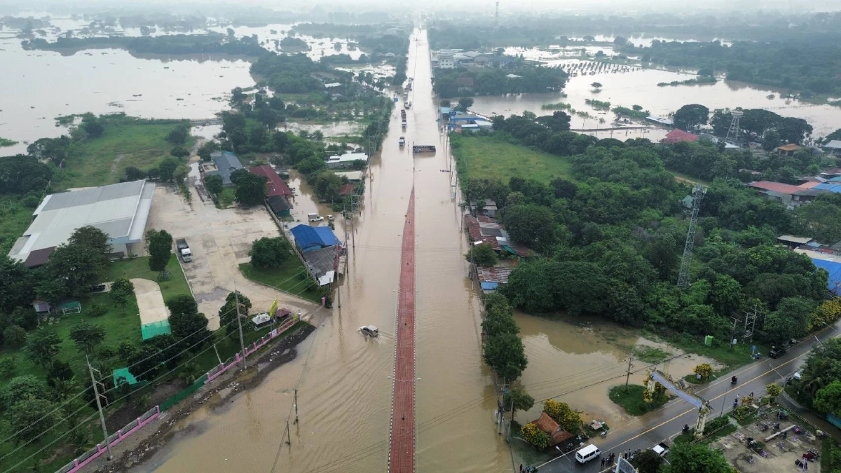 น้ำเจ้าพระยาล้น ท่วมถนนป่าโมก-สุพรรณฯ ทั้ง 2 ฝั่ง การจราจรเป็นอัมพาต