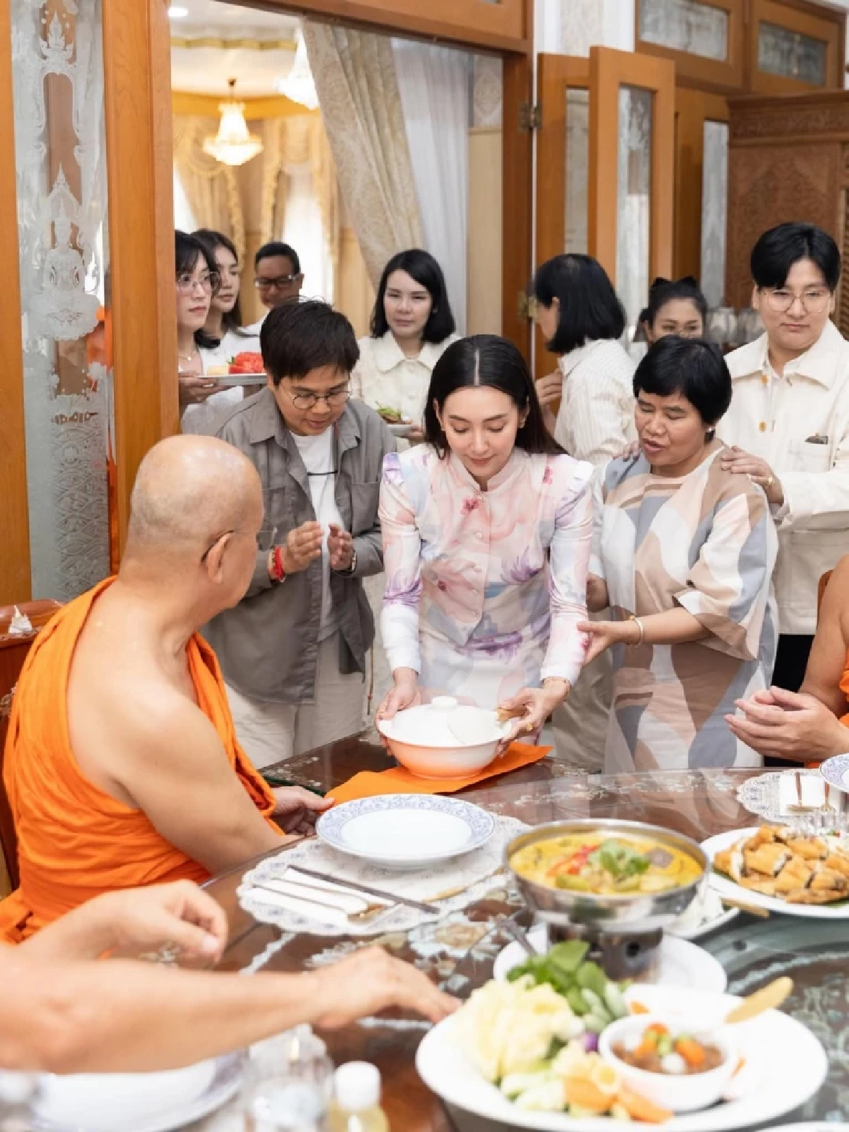 ดราม่าไม่พัก เจอตั้งข้อสงสัย ทำไมต้องมีคนไหว้ &quot;เบลล่า&quot;