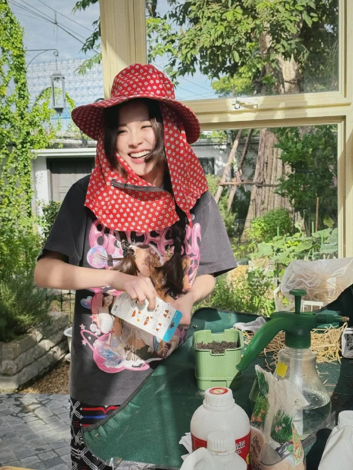 “ใบเฟิร์น พิมพ์ชนก” ลุยสวนปลูกผัก แต่ออร่าความสวยเกินต้าน