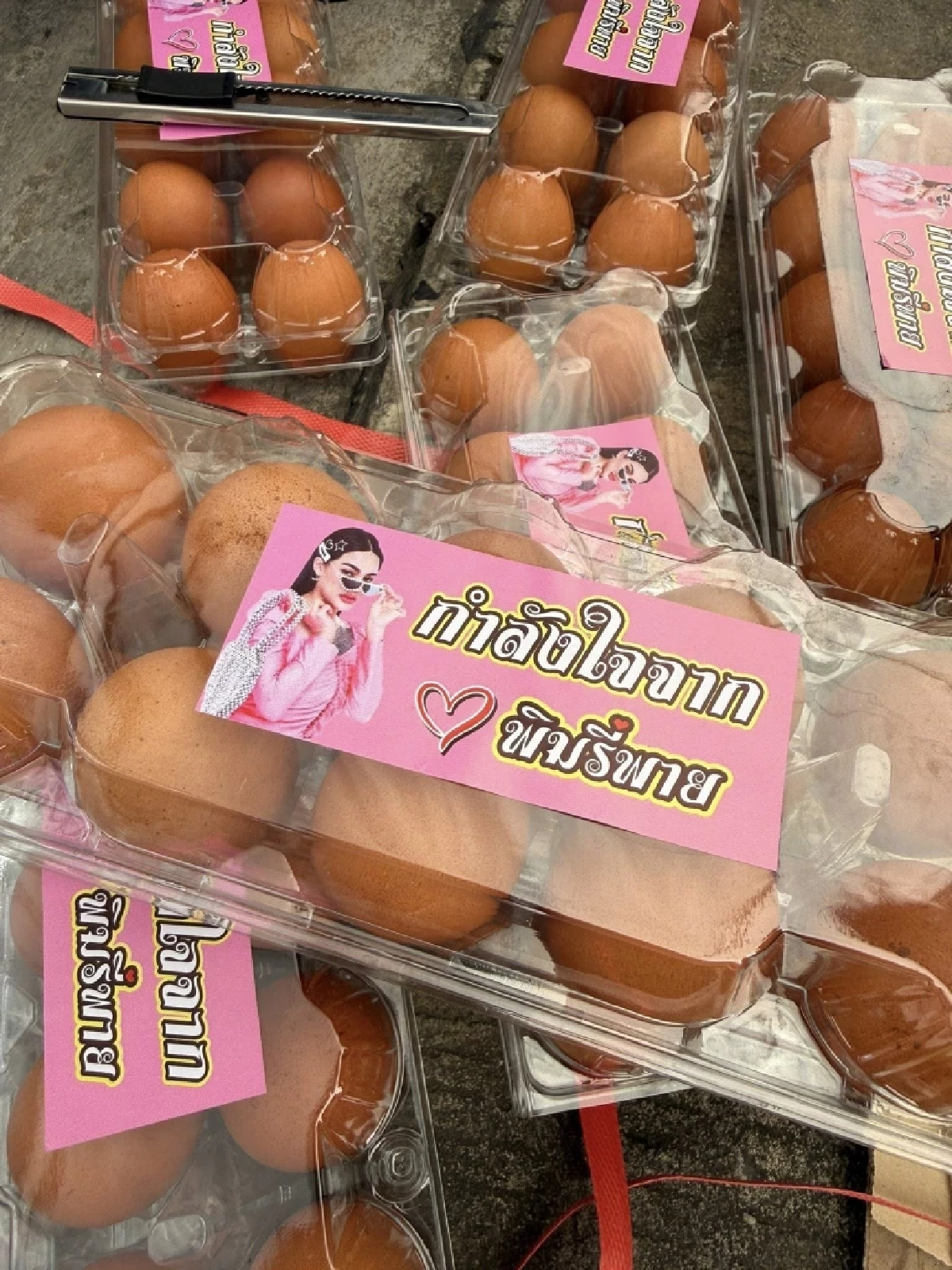 พิมรี่พาย ทุ่ม 1 ล้าน ช่วยน้ำท่วมหาดใหญ่ ตั้งโรงครัว-แจกถุงยังชีพ