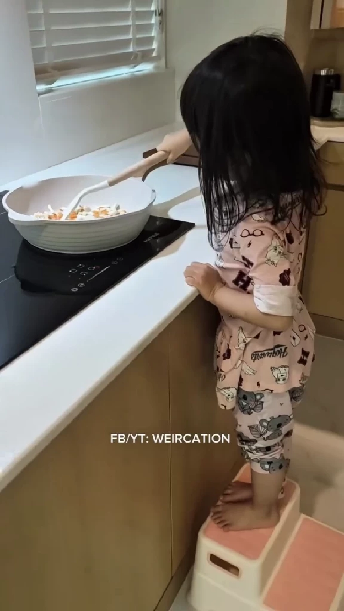 “น้องวิริน” วัย 3 ขวบ ลงมือทำอาหารให้ “พ่อเวียร์” ด้วยตัวเอง