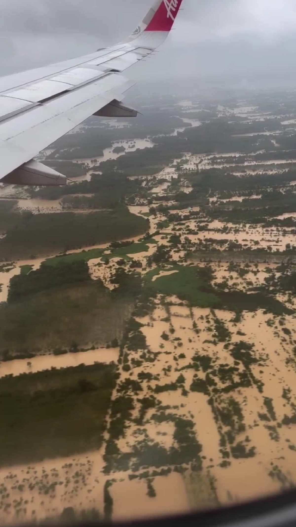 เปิ้ล–จูน จิตอาสา ลุยน้ำท่วมหาดใหญ่ เปิดโรงครัวช่วยชาวบ้าน