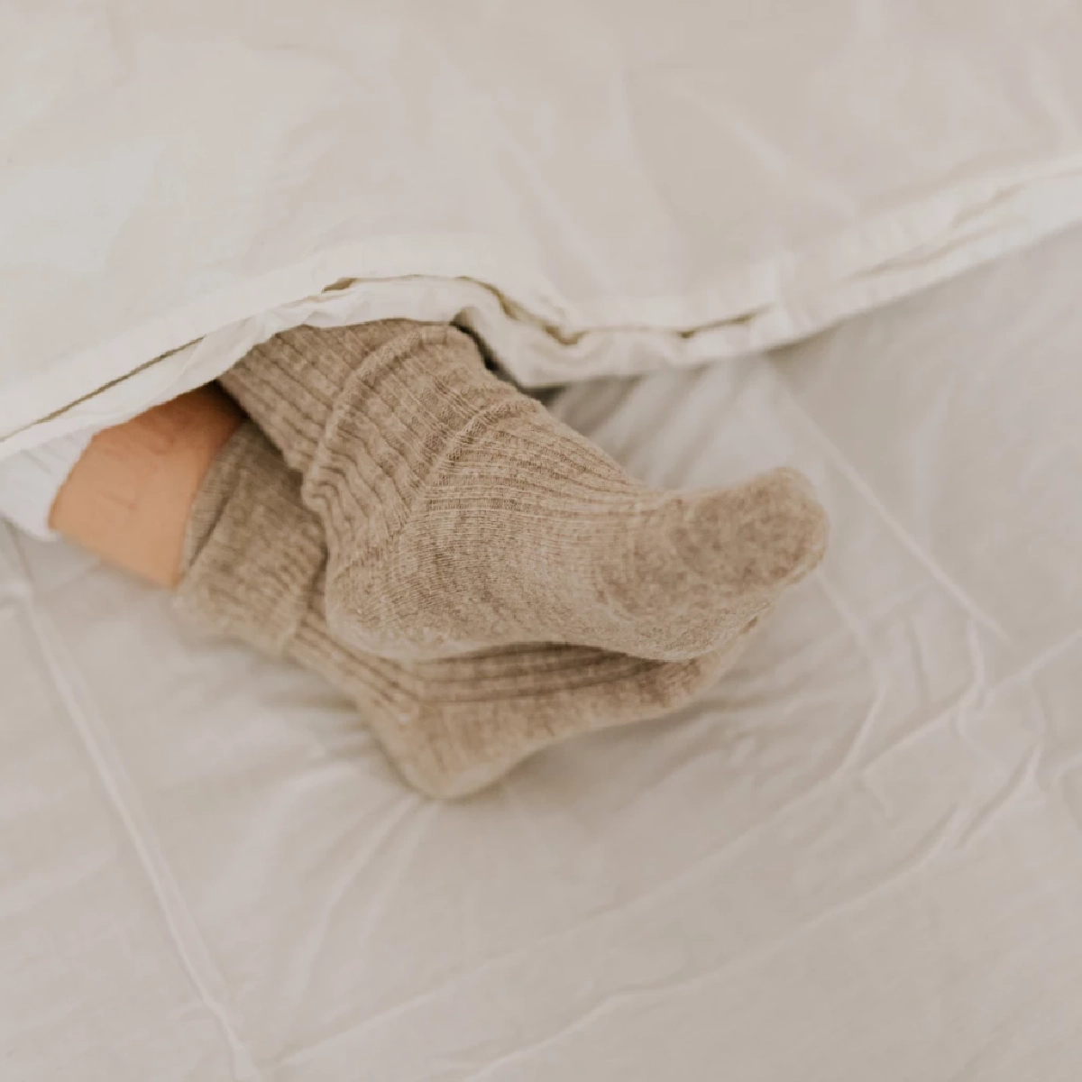 งานวิจัยยืนยัน ใส่ถุงเท้านอน ช่วยให้หลับเร็วและหลับลึกขึ้น