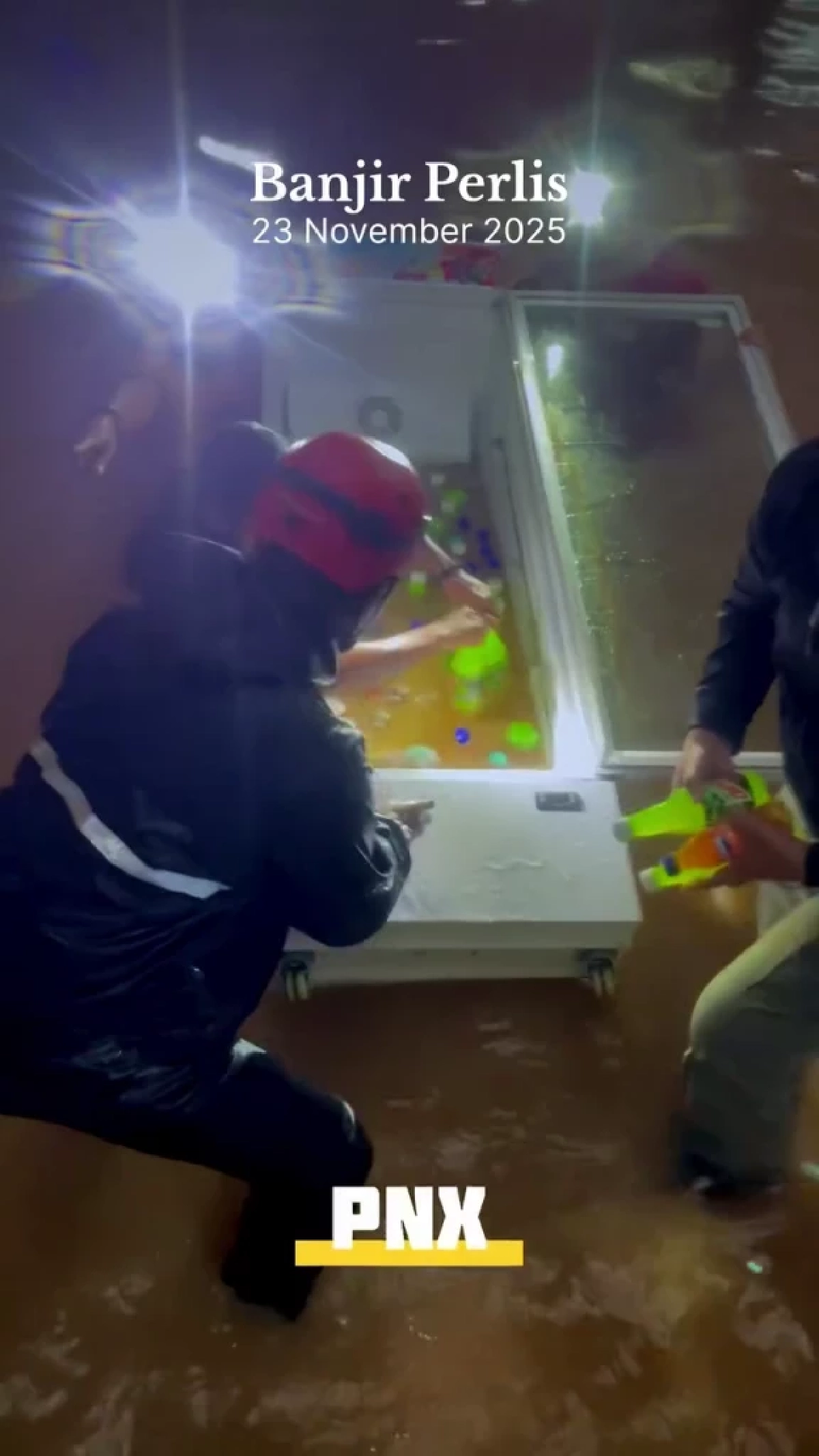 ฝนตกต่อเนื่อง น้ำท่วมมาเลเซียรุนแรง! อพยพกว่า 11,000 คน