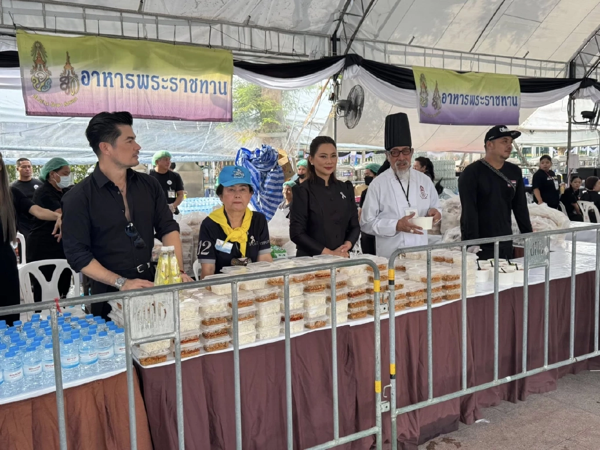 “ถั่วแระ” ลงมือทอดไข่แจกข้าว ร่วมถวายอาลัย “สมเด็จพระพันปีหลวง”