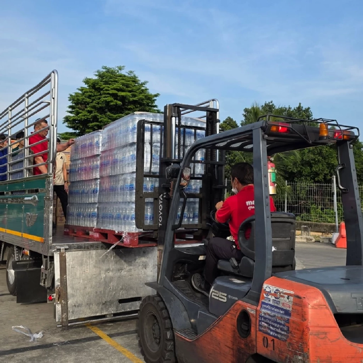 ยูทูบเบอร์เกาหลีหัวใจไทย จัดหนักสิ่งของอุปโภคบริโภค ช่วยชาวใต้