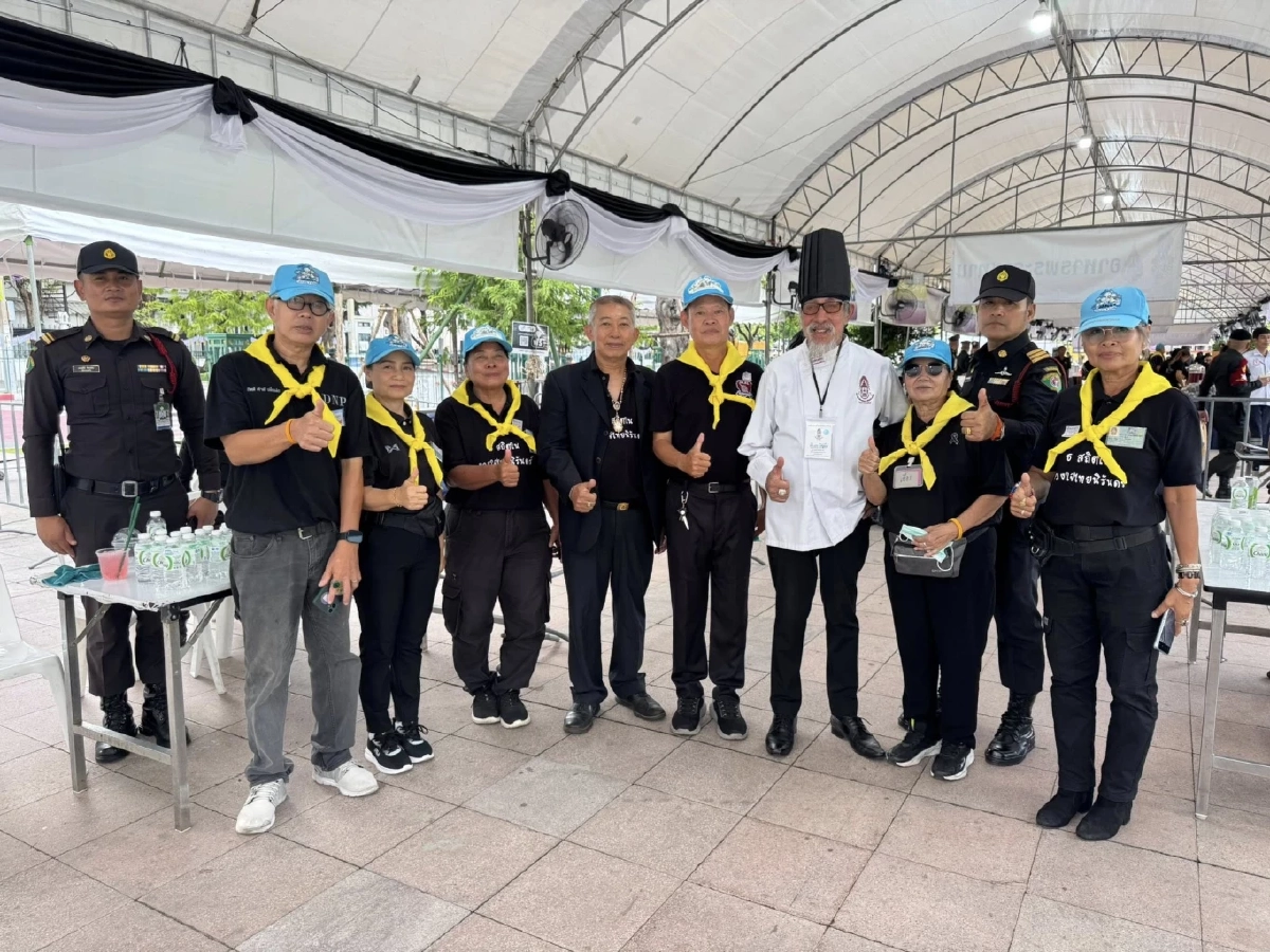 “ถั่วแระ” ลงมือทอดไข่แจกข้าว ร่วมถวายอาลัย “สมเด็จพระพันปีหลวง”