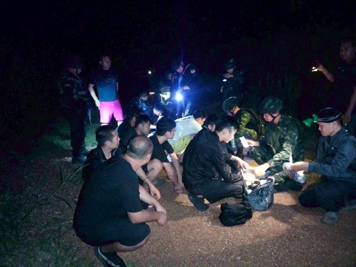กกล.บูรพาฯ สกัดจับ 14 หนุ่มชาวจีน ลอบเดินเท้าข้ามชายแดนสระแก้ว