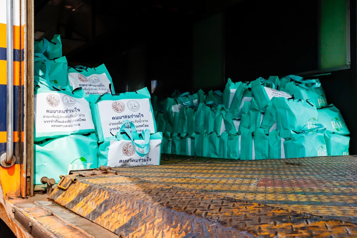 พลังแห่งการให้\"กทท.\"ผนึกกำลังบรรจุ 1,000 ชุด ส่งใจช่วยพี่น้องชาวใต้